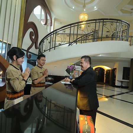Hotel Swarna Dwipa 巨港 外观 照片